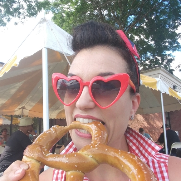 Meet your Posher, Nichole - Picture 1 of 1